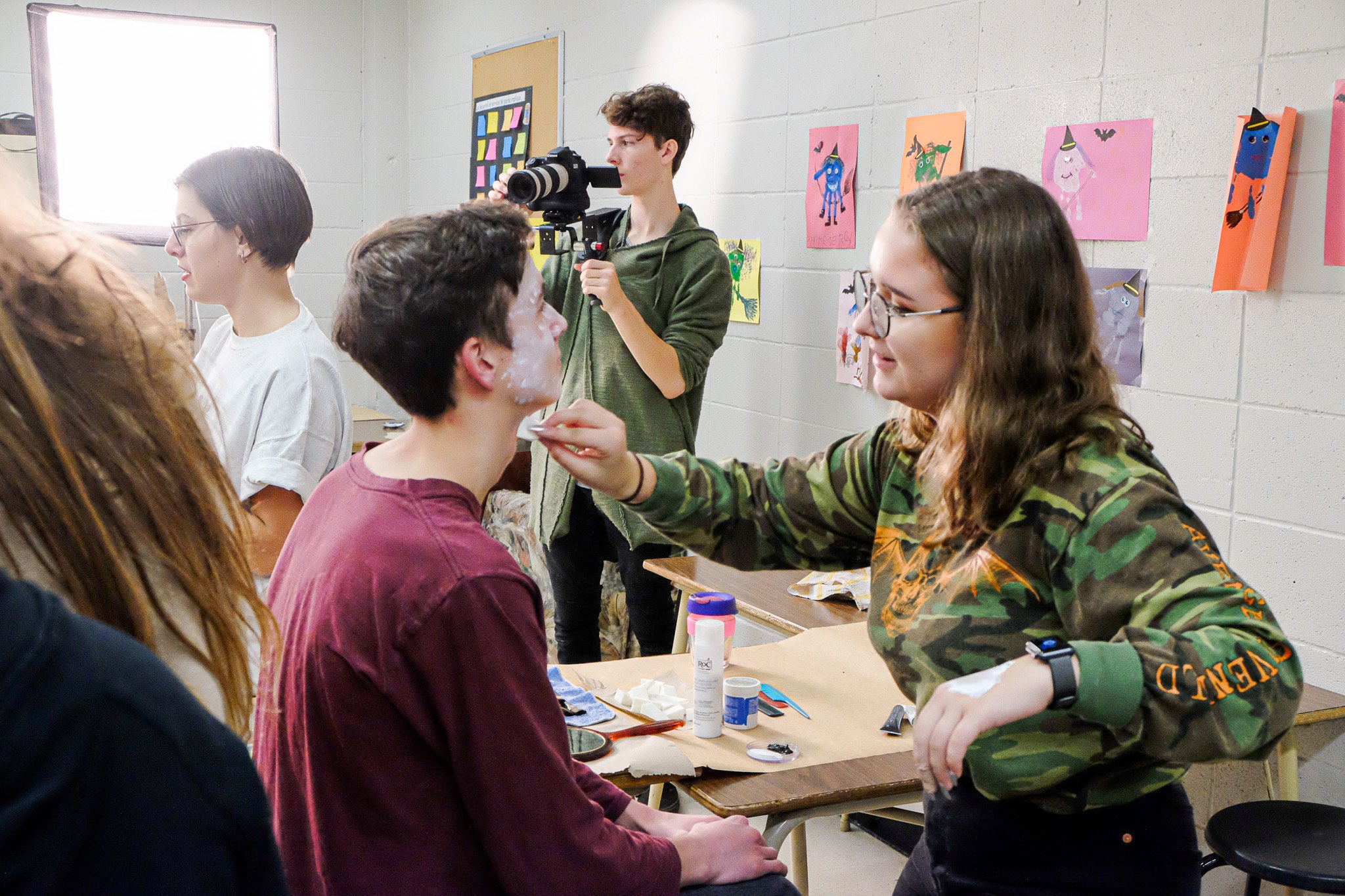 Des étudiants du Cégep de Lévis qui se font maquiller avec une scène.