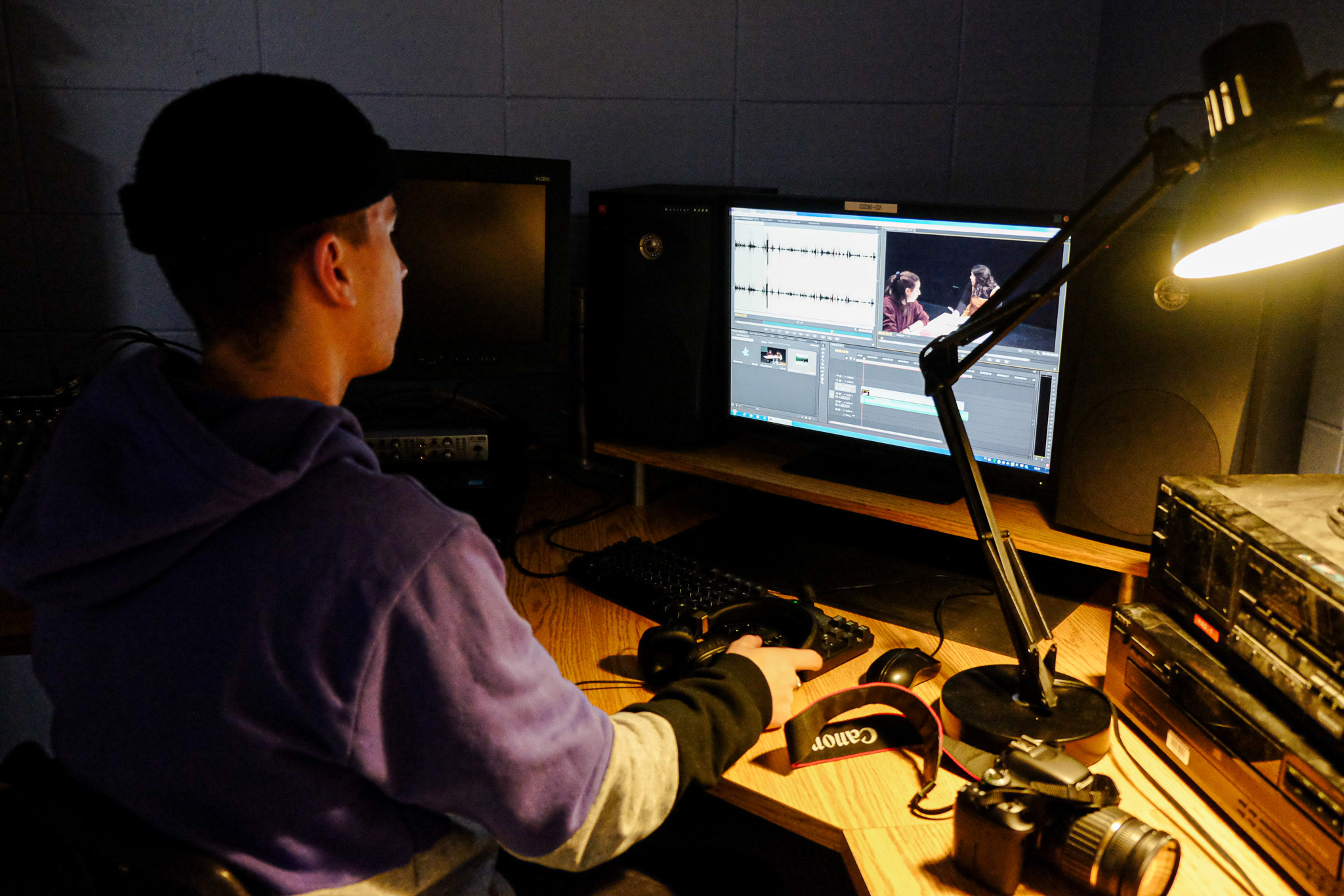 Un étudiant du Cégep de Lévis qui fait du montage cinématographique.