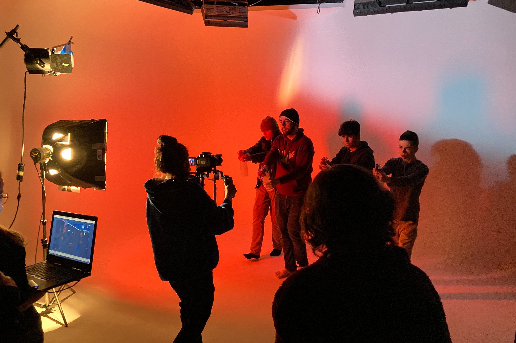 Des étudiants du Cégep de Lévis dans le studio de cinéma.